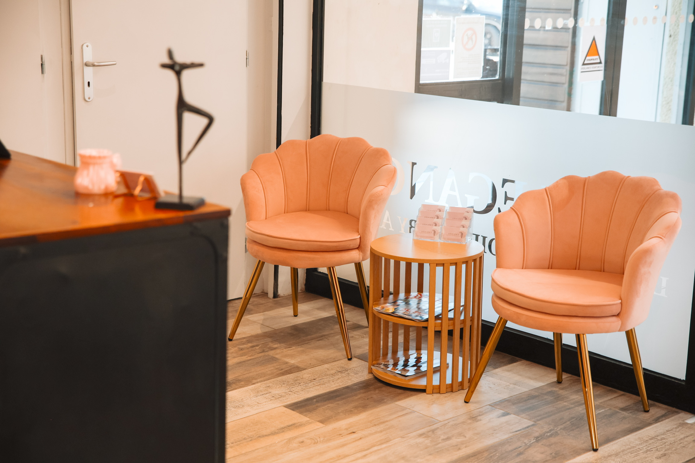 Espace d'attente cocooning avec fauteuils coquillage en velours rose